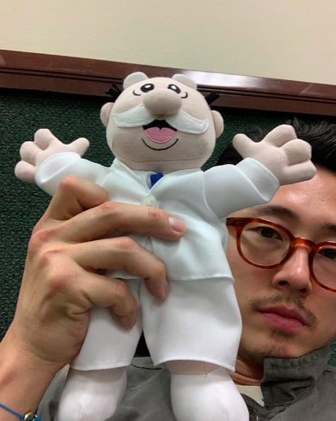 Steven Yeun con su Dr. Simi en 2019.