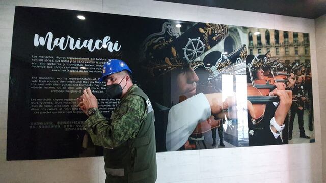 Baños del AIFA sobre mariachi