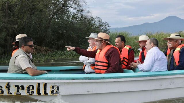 Alfredo Ramírez Bedolla en la isla de Urandén en Michoacán