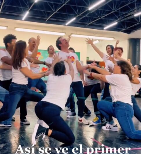 Vaselina en los ensayos de la obra de teatro musical.