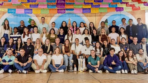 Emilio Azcárraga sigue celebrando el campeonato del América Femenil