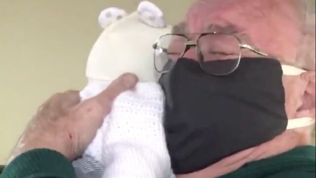 Abuelito conociendo a su bisnieto