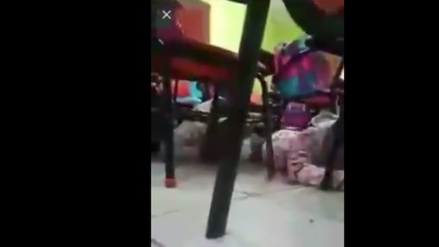 La docente pidió a sus alumnos permanecer en calma y no levantarse.