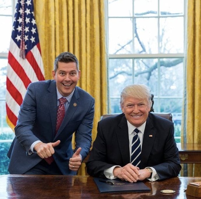 Sean Duffy junto a Donald Trump