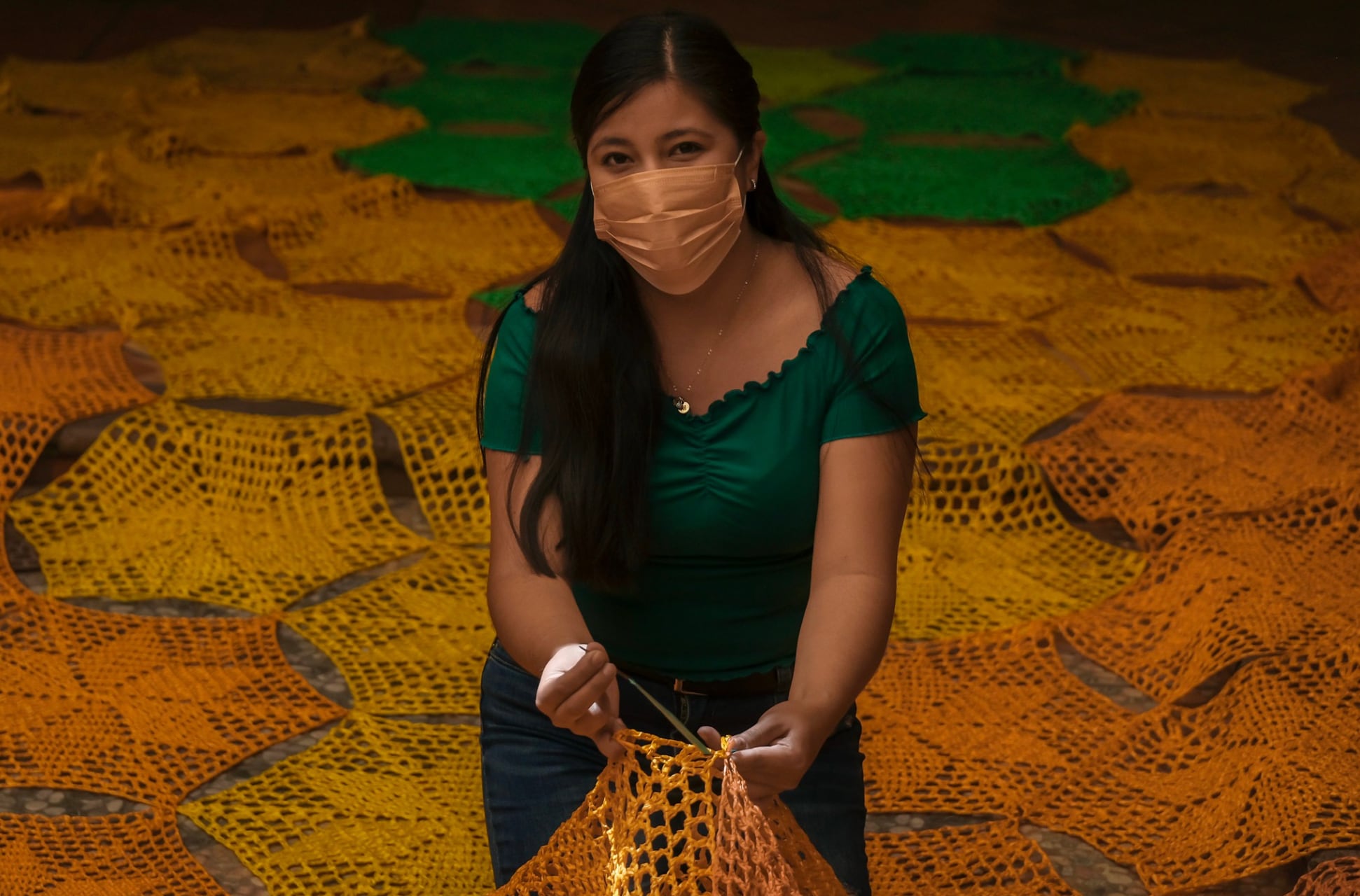 Mujer tejiendo crochet