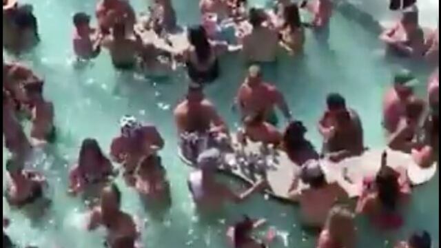 Fiesta en piscina del Lago de los Ozarks en Missouri.