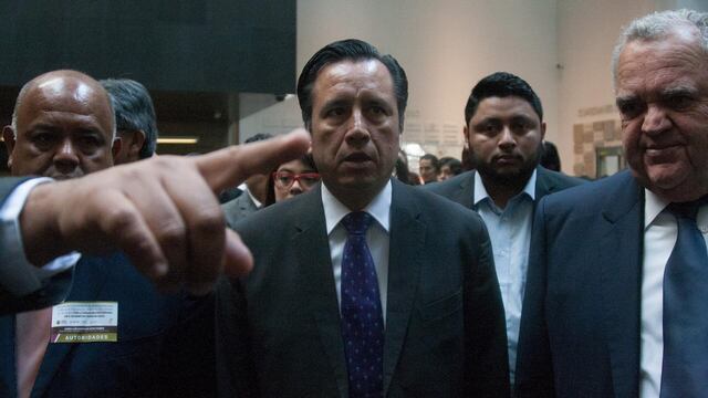Cuitláhuac García, gobernador de Veracruz (al centro).