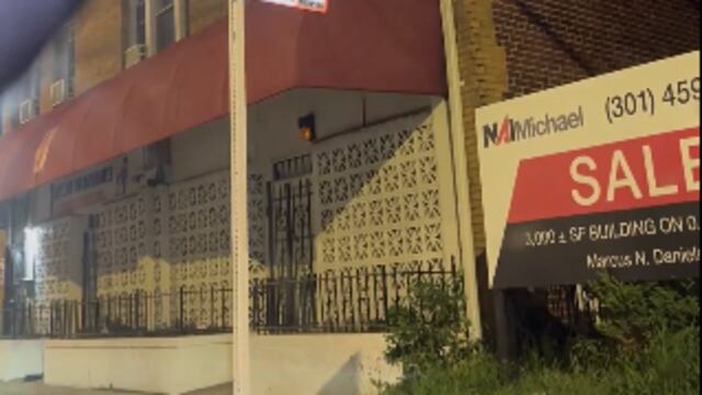 El amigo ebrio de su esposa le arruina el cumpleaños y lo baja del auto