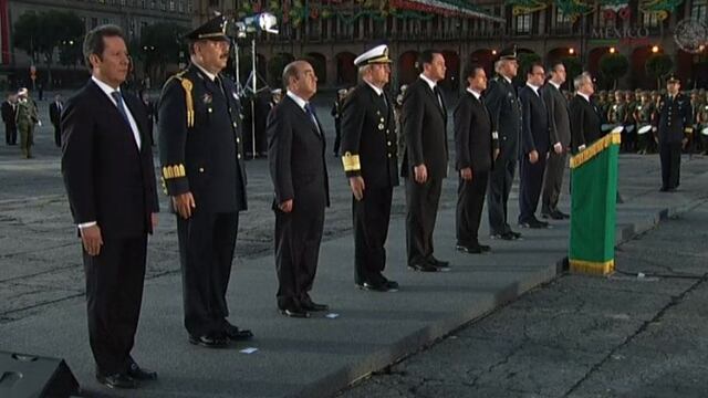 <span>Se realizaron honores al lábaro patrio; la banda de guerra ejecutó el toque de silencio y se entonó el Himno Nacional para concluir el acto.</span>