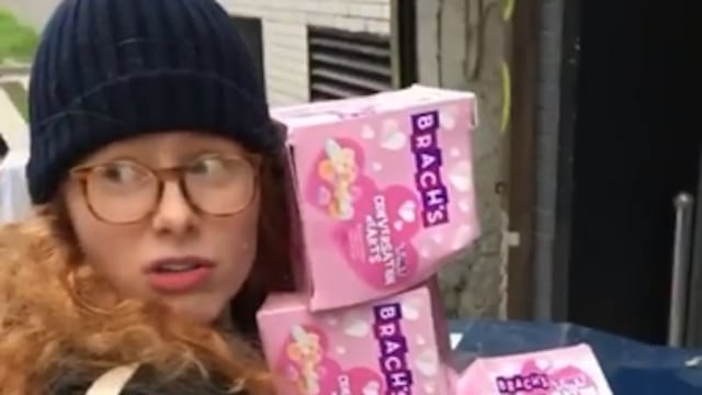 Anna Sacks, activista tomando pañales de la basura.