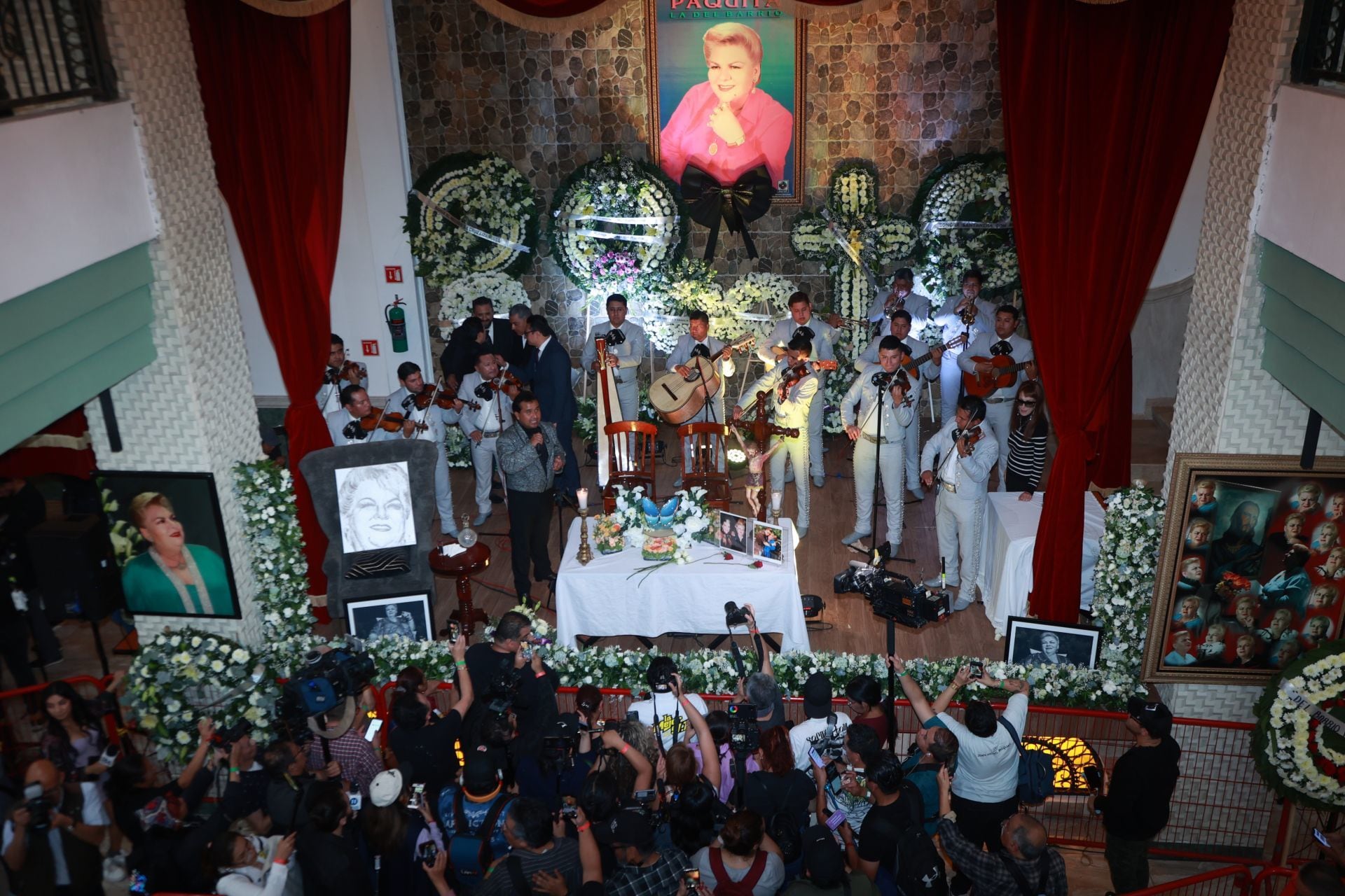 Homenaje a la intérprete Paquita la del Barrio en Casa Paquita