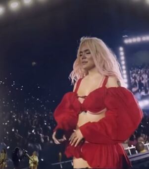 Karol G llora en concierto por haber cumplido su mayor sueño
