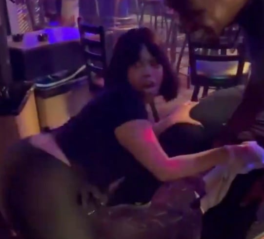 Mujer baila a los pies del borracho