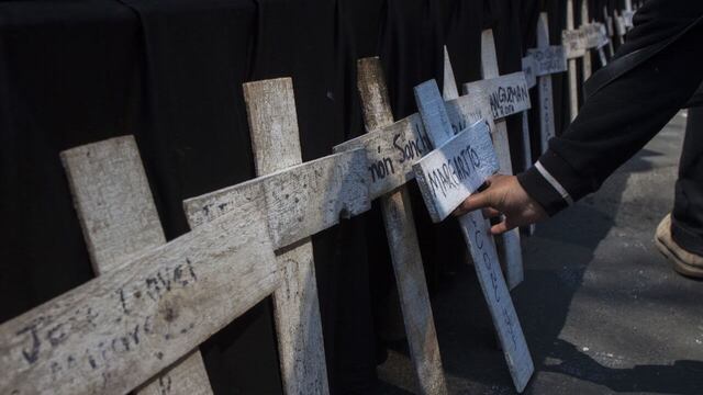 Familiares de mineros homenajean a trabajadores.