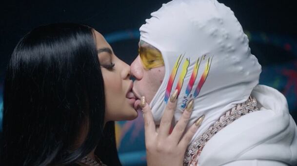 Yailin La Más Viral desde el baño asegura que Tekashi nunca la golpeó, pero nadie le cree por este detalle