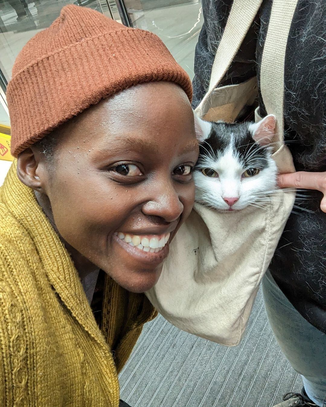 Lupita Nyong'o y Schitzhel, quien interpretó al gato Frodo de Un Lugar en silencio: día uno