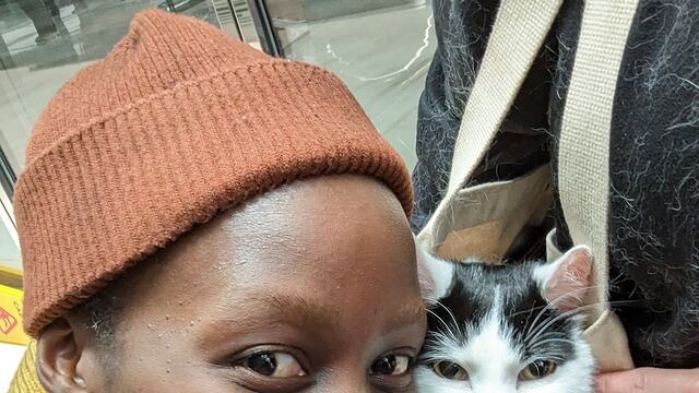 Lupita Nyong'o y Schitzhel, quien interpretó al gato Frodo de Un Lugar en silencio: día uno