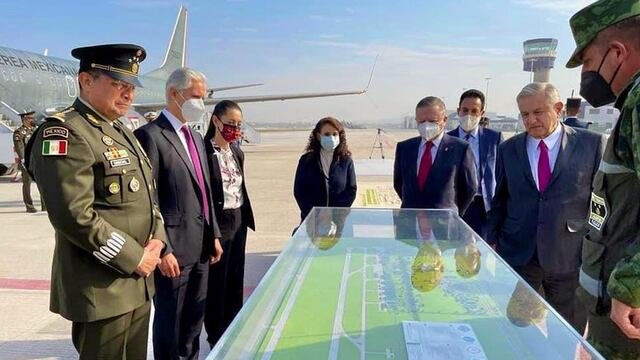 AMLO con militares