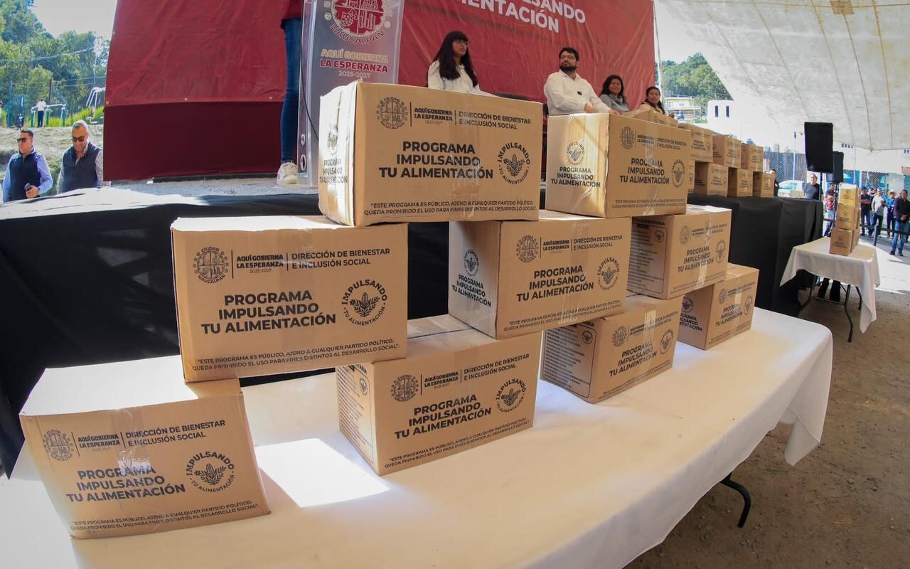 Alcalde Isaac Montoya entrega canasta alimentaria a vecinos de la colonia 3 de Mayo en Naucalpan