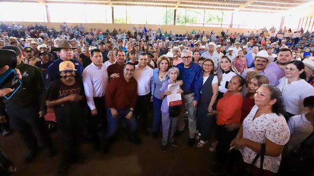 Rubén Rocha entrega títulos de propiedad en Choix y El Fuerte