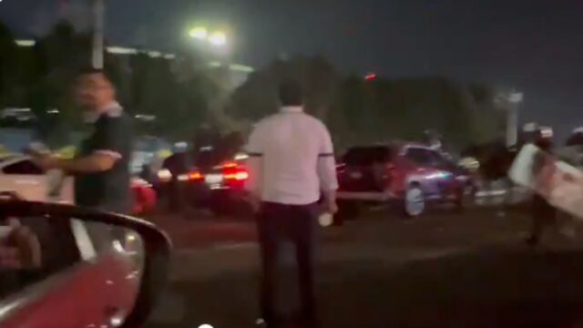 Aficionados pelean con granaderos en el Estadio Azteca