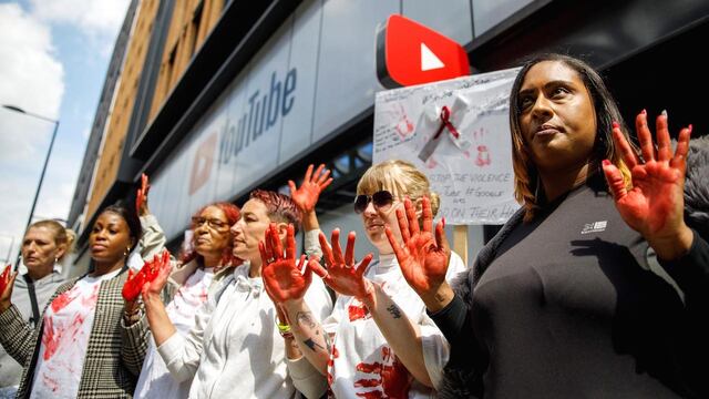 Activistas del movimiento Operation Shutdown con las manos pintadas de rojo para representar la sangre, se manifiestan fuera de las oficinas de YouTube en Reino Unido.
