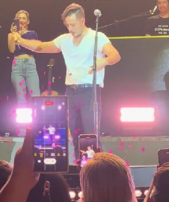 Pepe Madero revela el sexo de un bebé en pleno concierto