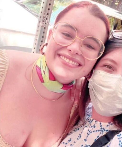 Se encuentra a Barbie Ferreira, actriz de Euphoria, comiendo en la Condesa