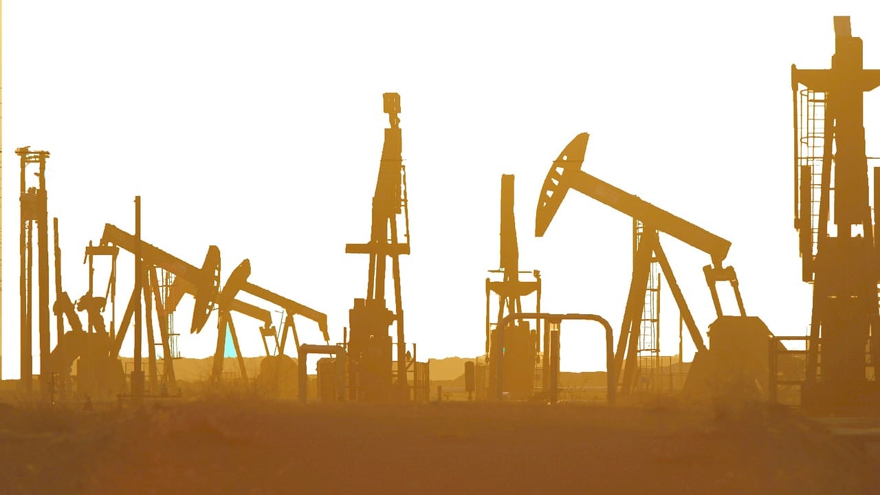 Precios del petróleo suben 53% tras dos meses de guerra en Medio Oriente