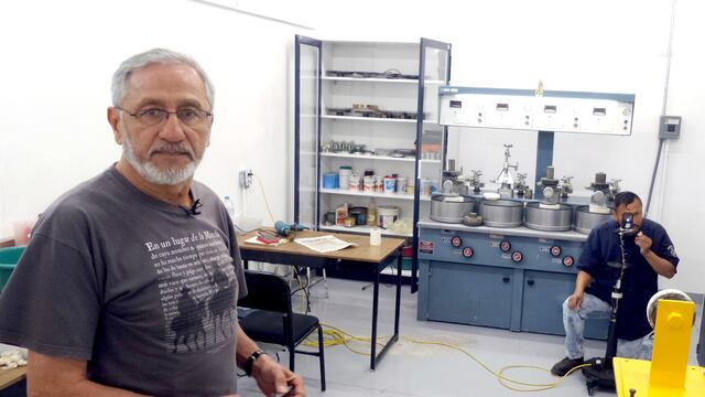 BUAP construye microscopios con celulares en desuso