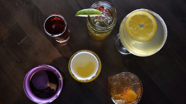 Buscan gravar refrescos y bebidas alcohólicas con nuevo impuesto en CDMX.