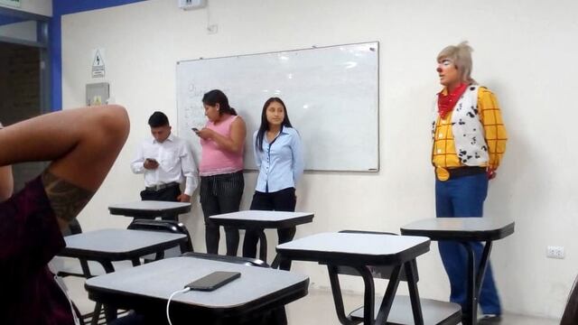 Estudiante acude a clases disfrazado de payaso