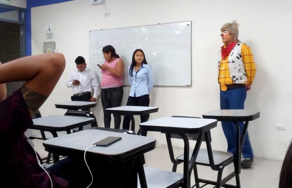 Estudiante acude a clases disfrazado de payaso