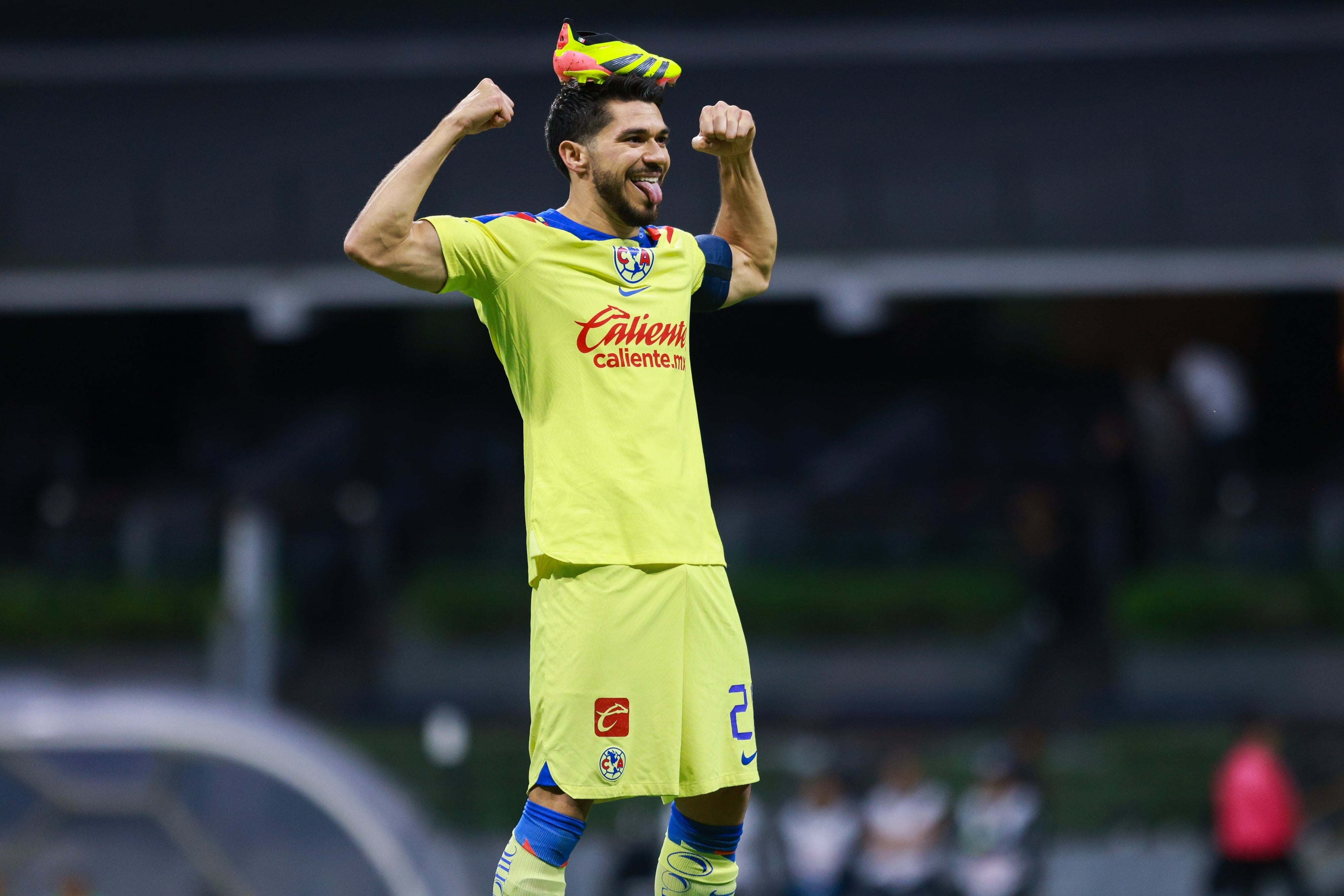 Henry Martín homenajeando a Cuauhtémoc Blanco.