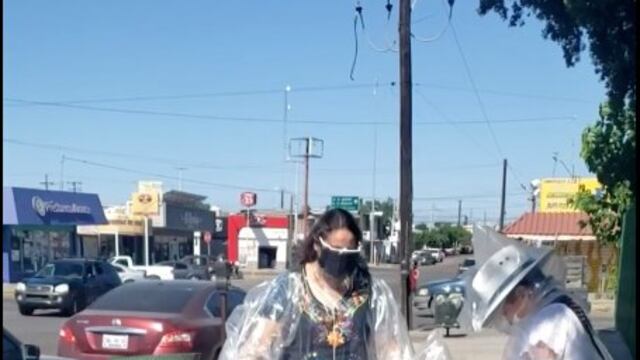 Niñas se protegen del Covid-19 con bolsas de plástico