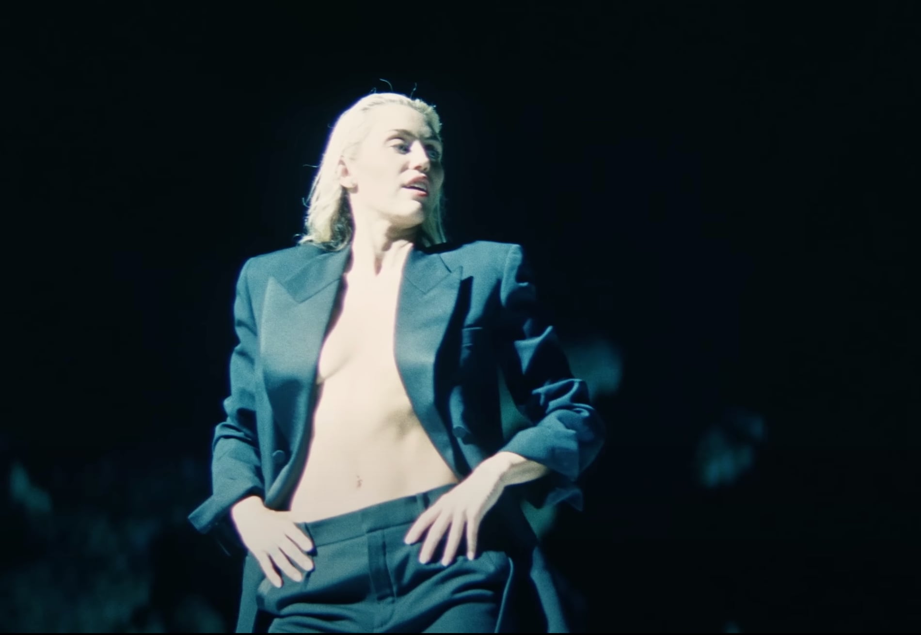 Las 5 respuestas que Miley Cyrus le envía a Liam Hemsworth en Flowers