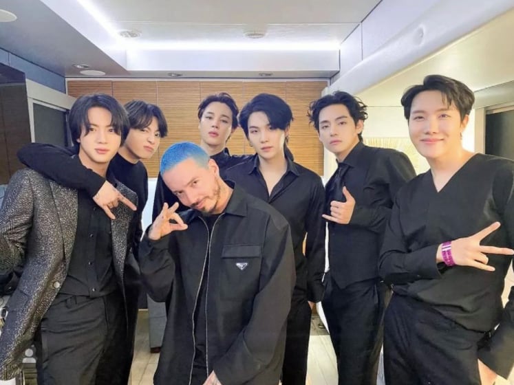 J Balvin presume foto junto a BTS