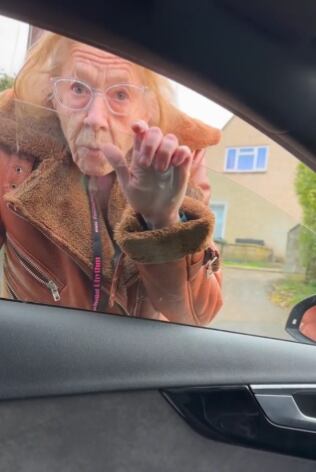 Mujer gritando a joven desde su auto