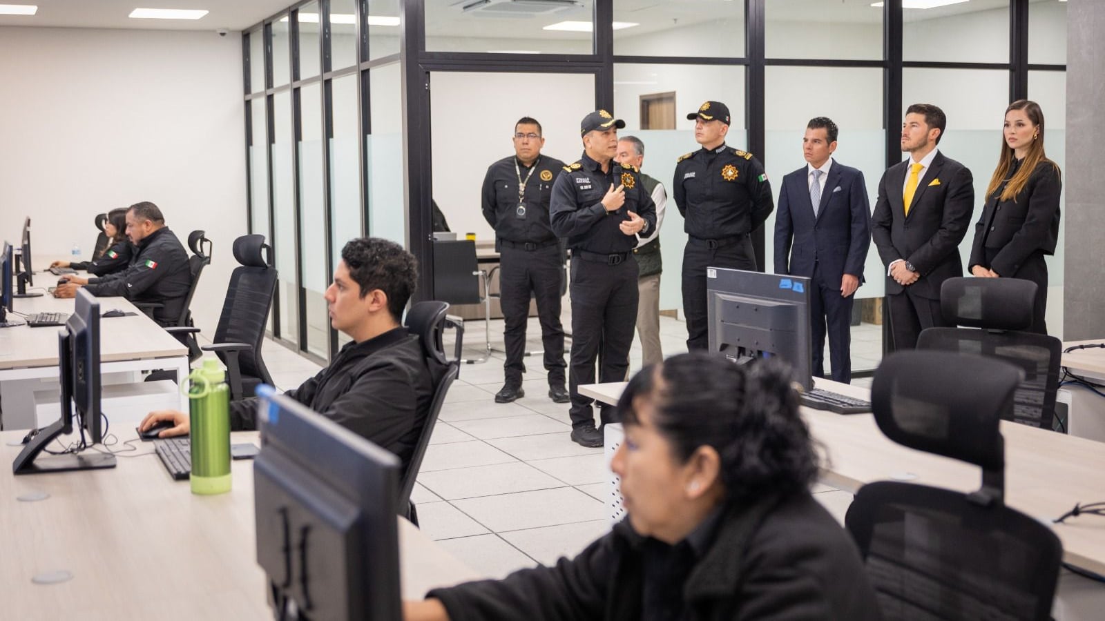 Samuel García y Mariana Rodríguez supervisan nuevo cuartel de Fuerza Civil rumbo al Mundial 2026