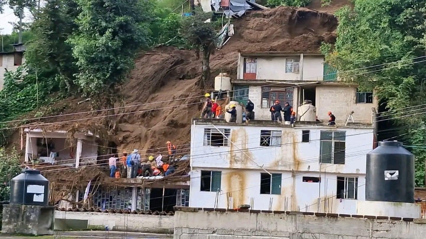 Deslave de cerro en Xalapa provoca la muerte de una familia