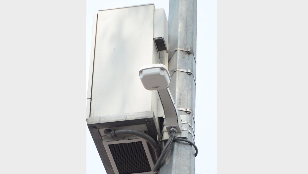 Los postes habilitados son los que cuentan con cámaras de vigilancia y altavoces.