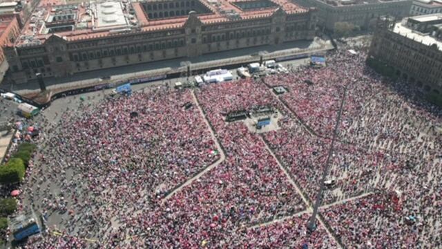 Miles de personas asistieron a la movilización "Marcha por la Democracia" en el Zócalo capitalino