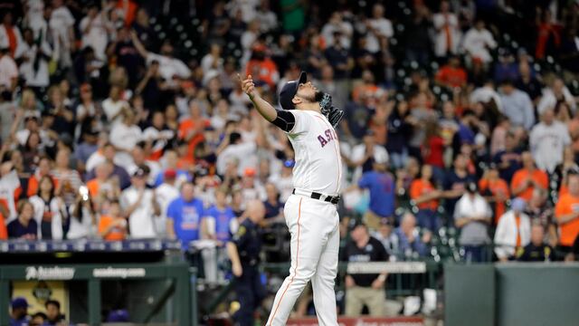 Osuna celebra una victoria con los Astros