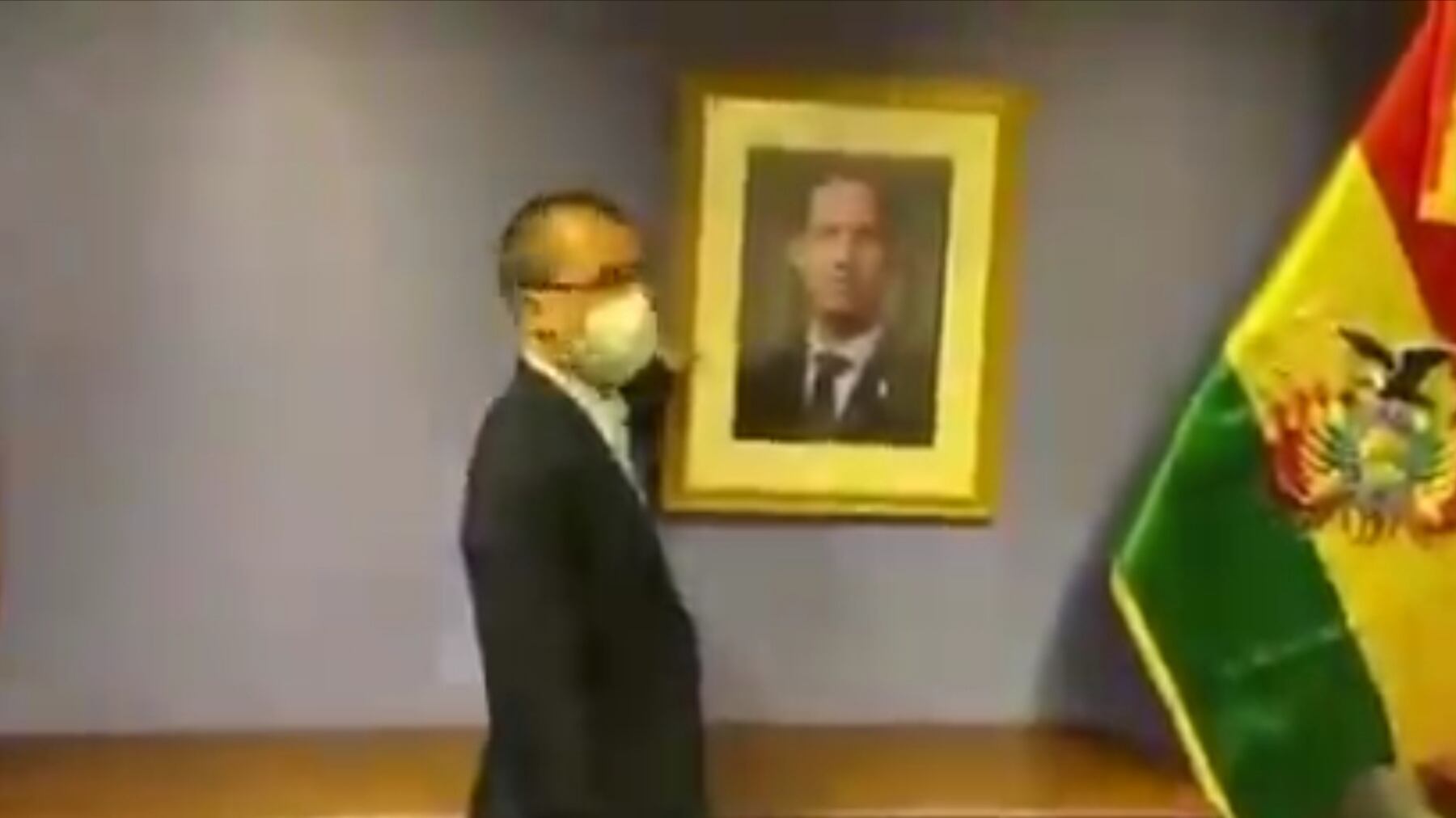 Retrato de Juan Guaidó acaba en la basura