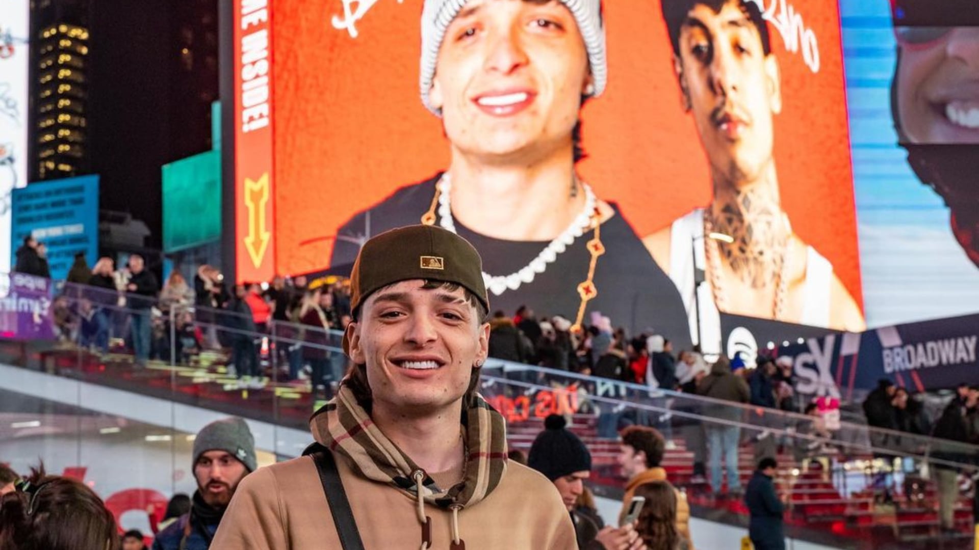 Peso Pl,uma y Natanael Cano en pantallas de Time Square