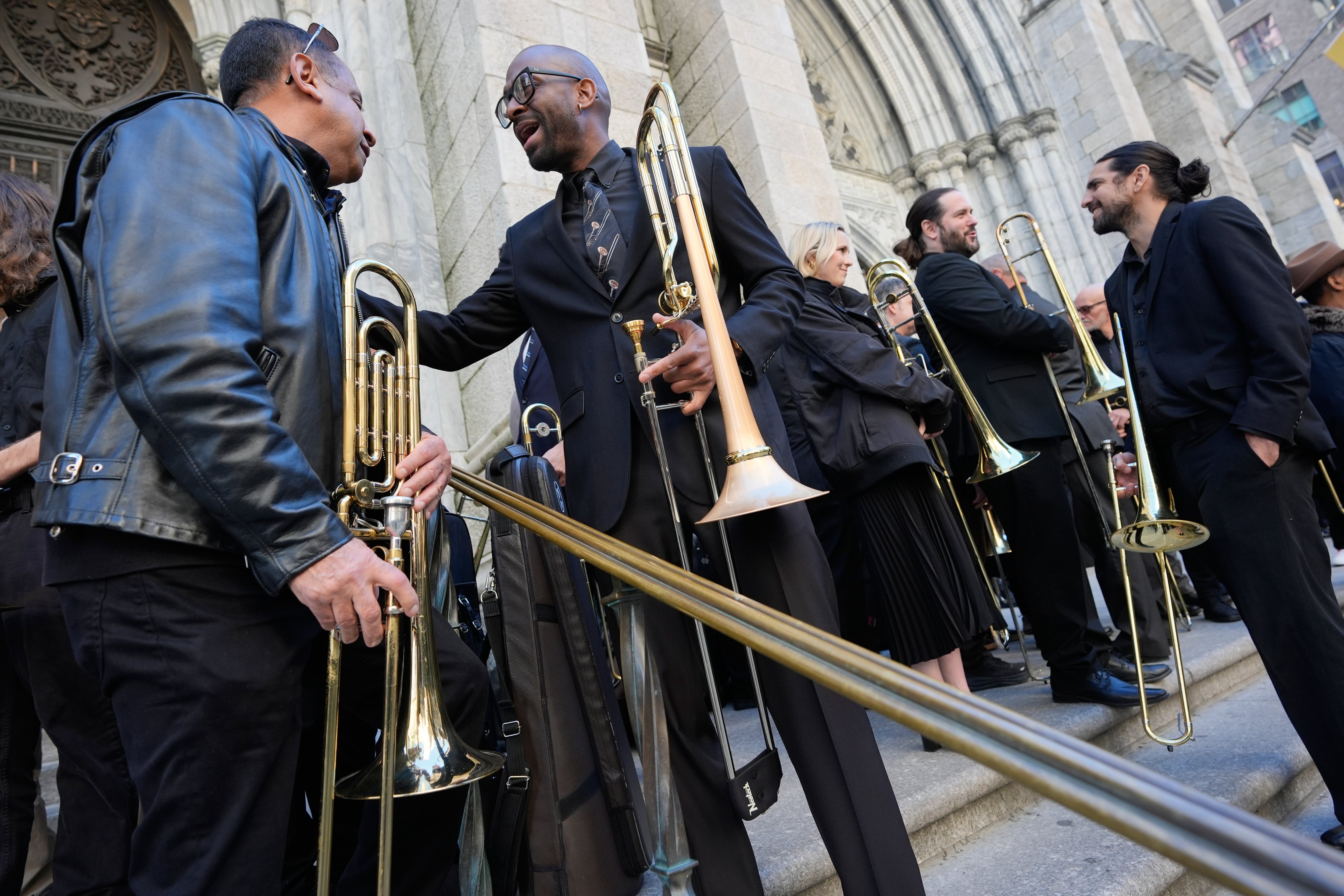 Trombonistas despiden a Willie Colón durante su funeral en Nueva York