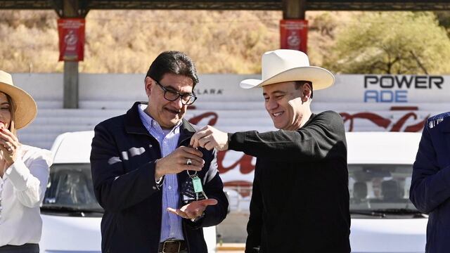 Alfonso Durazo entrega 10 nuevos camiones en Nogales