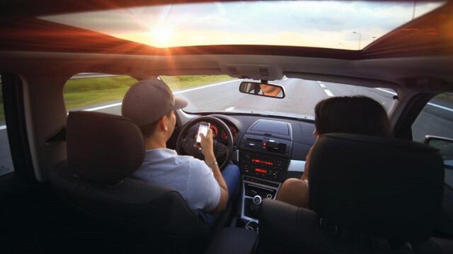No usar el celular al conducir es una medida básica de seguridad.