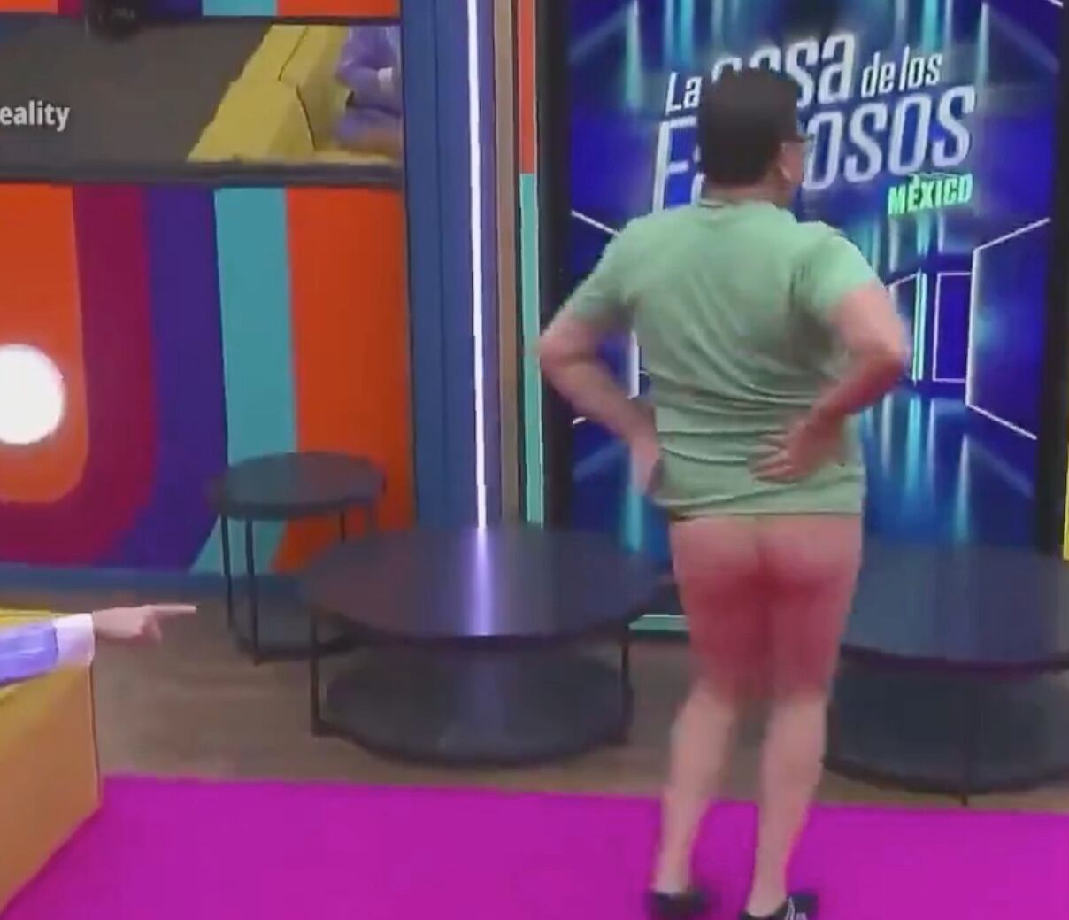 Mario Bezares cumple reto en La Casa de los Famosos México 2024.