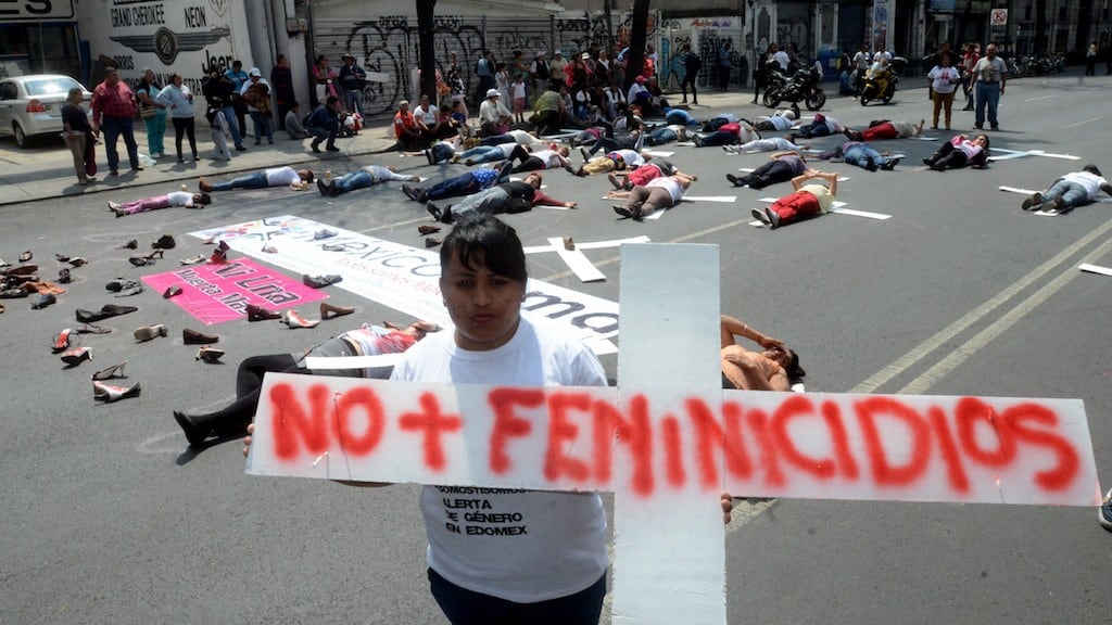 Protestan en Día Internacional de la Mujer contra feminicidios
